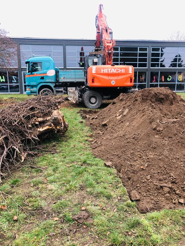 Bild zeigt Baggerarbeiten mit einem Hitachi Schaufelbagger Bild zeigt Baggerarbeiten mit einem Hitachi Schaufelbagger